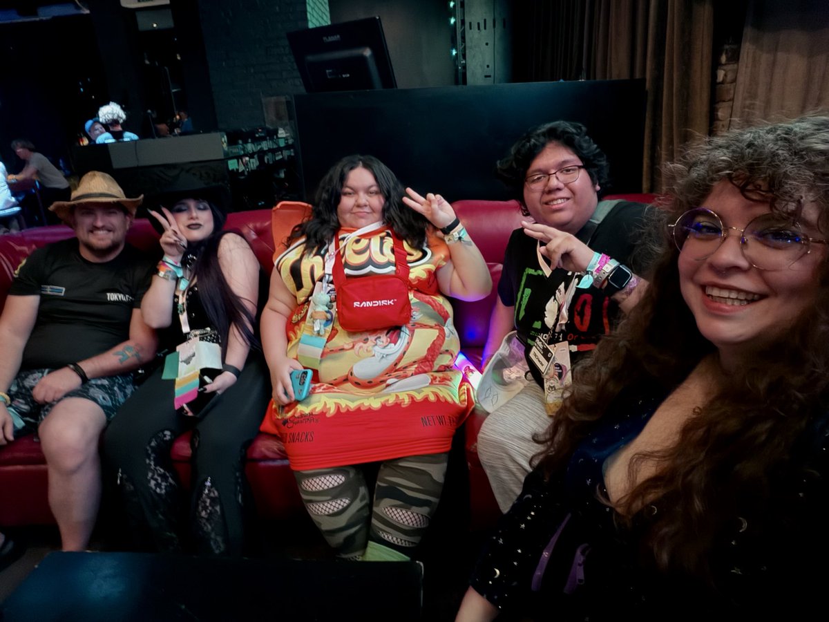 Some Twitch Con San Diego Block Party pics ! I really love the block party format.

Not only are they allowing streamers to showcase themselves as talent for the event but they're massively pouring into the local economy by buying out the block!

(<a href="/KiindaLiinda/">KiindaLiinda 🐻‍❄️</a> in hot Cheeto fit)