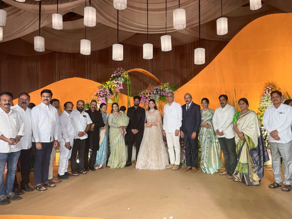 గండిపేట లోని సవాయ కన్వెన్షన్ హాల్ లో మాజీ మంత్రి వర్యులు శ్రీ హరీష్ రావు గారితో కలిసి సాయి కుమార్ &amp; అనూజ గార్ల రిసెప్షన్ కార్యక్రమంలో పాల్గొన్న బీఆర్ఎస్ రాష్ట్ర నాయకులు శ్రీ అభిలాష్ రంగినేని గారు.
#AdminPost