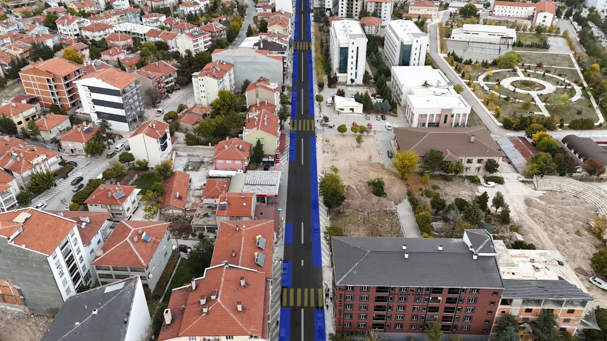 Önceki Yıllarda Altyapı yenilemesini yaparak, sıcak Asfalt ile buluşturduğumuz, ESKİŞEHİR CADDESİ'ni;
bir proje dahilinde;
Yol Güzergahında Trafik İşaretlerini, Yaya Yollarını ve Otopark Alanlarını belirlemeye başladık.⤵️
facebook.com/share/p/1G13dY…