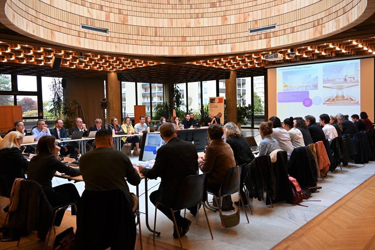 #Mobilité #GrandParisExpress #Aménagement

Le préfet Julien Charles a présidé le comité de pilotage des futurs quartiers des gares "Parc du Blanc-Mesnil" et "Le Bourget Aéroport" aux cotés de <a href="/StephanTroussel/">Stéphane Troussel</a>, président de <a href="/seinesaintdenis/">Département de Seine-Saint-Denis</a>, des élus des communes de #Dugny, du