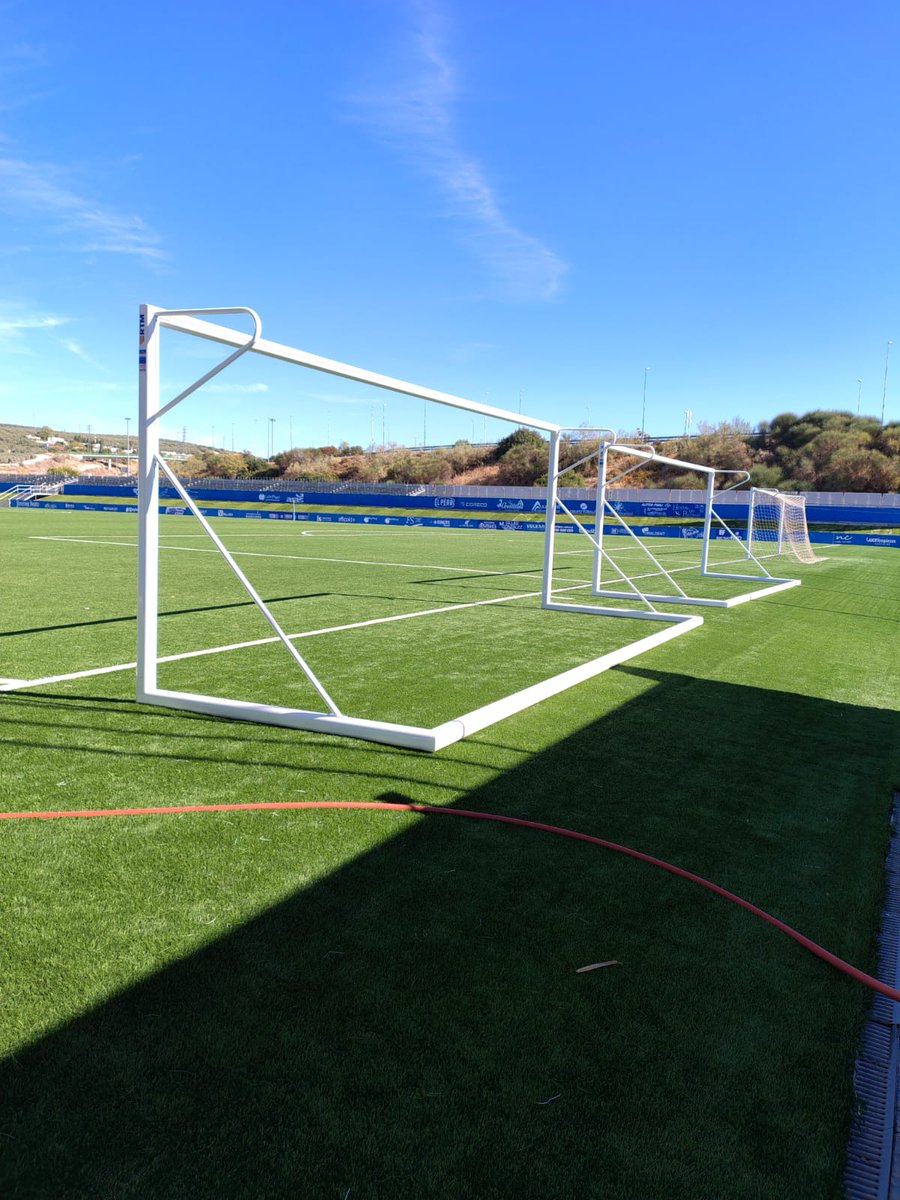 🥅🆕 Desde el Servicio Deportivo Municipal hemos adquirido dos nuevas porterías para el Estadio Municipal Ciudad de Lucena, mejorando las instalaciones y poniendo a disposición de los diferentes clubes espacios de mayor calidad.