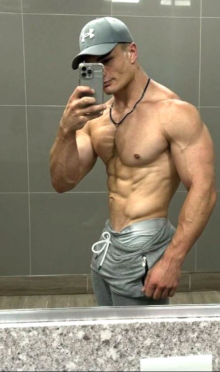 dylanvibesx's tweet image. Mirror told me to flex a little — couldn’t say no