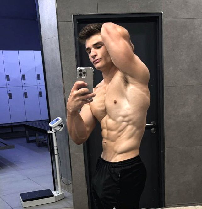 dylanvibesx's tweet image. If confidence had a reflection, this might be it🫢