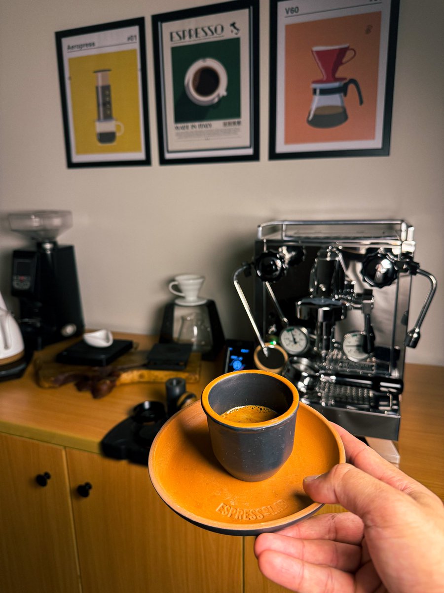 الاسبريسو أرخص مشروب في إيطاليا 🇮🇹 السبب أنها مشروب ثقافي علشان الجميع يقدر يشرب اسبريسو . مساء الاسبريسو