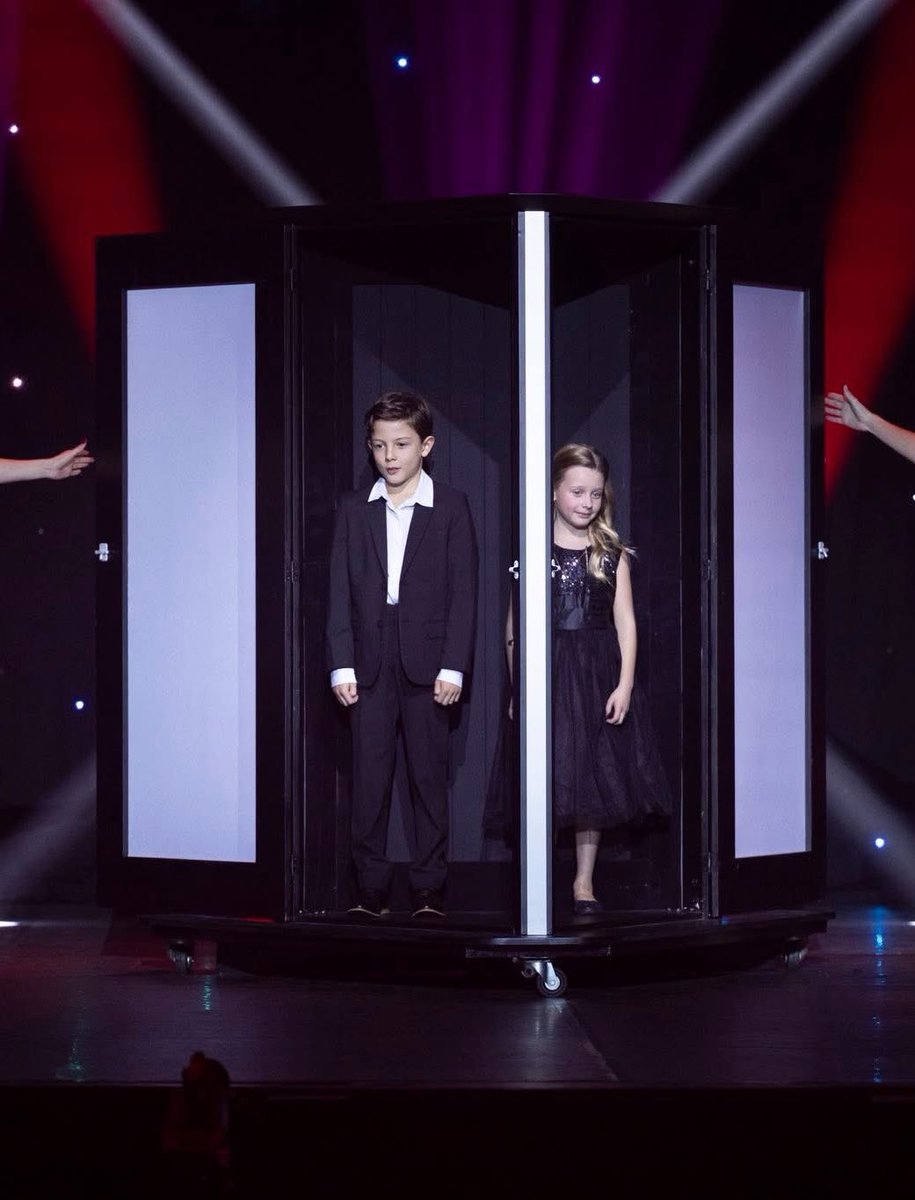 🎩 Voilà déjà une semaine que j’ai eu le plaisir de tourner mon premier prime pour <a href="/gulli/">Gulli</a> : la 36e cérémonie des « Mandrakes d’Or » ! Un événement magique qui réunit chaque année les plus grands illusionnistes du monde 🌍

Aux côtés de <a href="/chachaBERMOND/">Charlotte Bermond</a>, nous avons ouvert le show