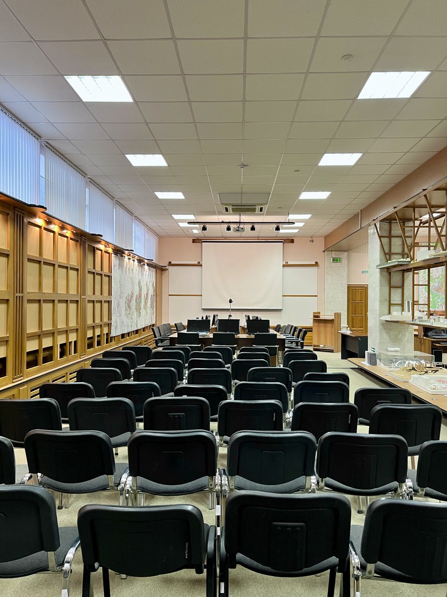 senbermyau's tweet image. Немного из сегодняшнего рабочего:
пустые залы, молчащие пульты, случайный ренессанс и город в миниатюре

#трудовыебудни