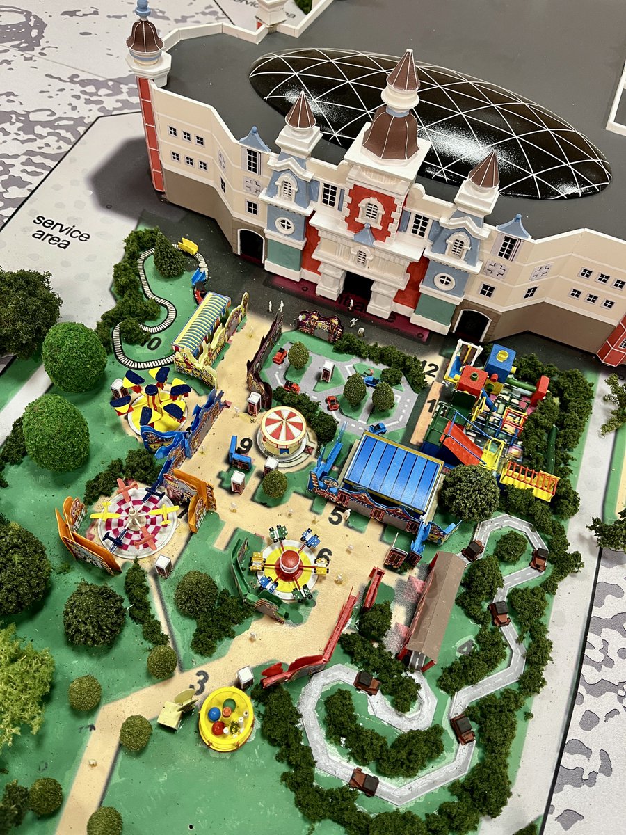 senbermyau's tweet image. Немного из сегодняшнего рабочего:
пустые залы, молчащие пульты, случайный ренессанс и город в миниатюре

#трудовыебудни