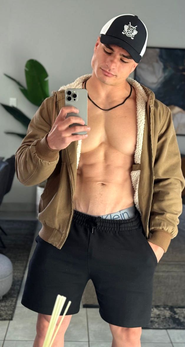 dylanvibesx's tweet image. Just enough to keep you wondering what the full story is😉🫢