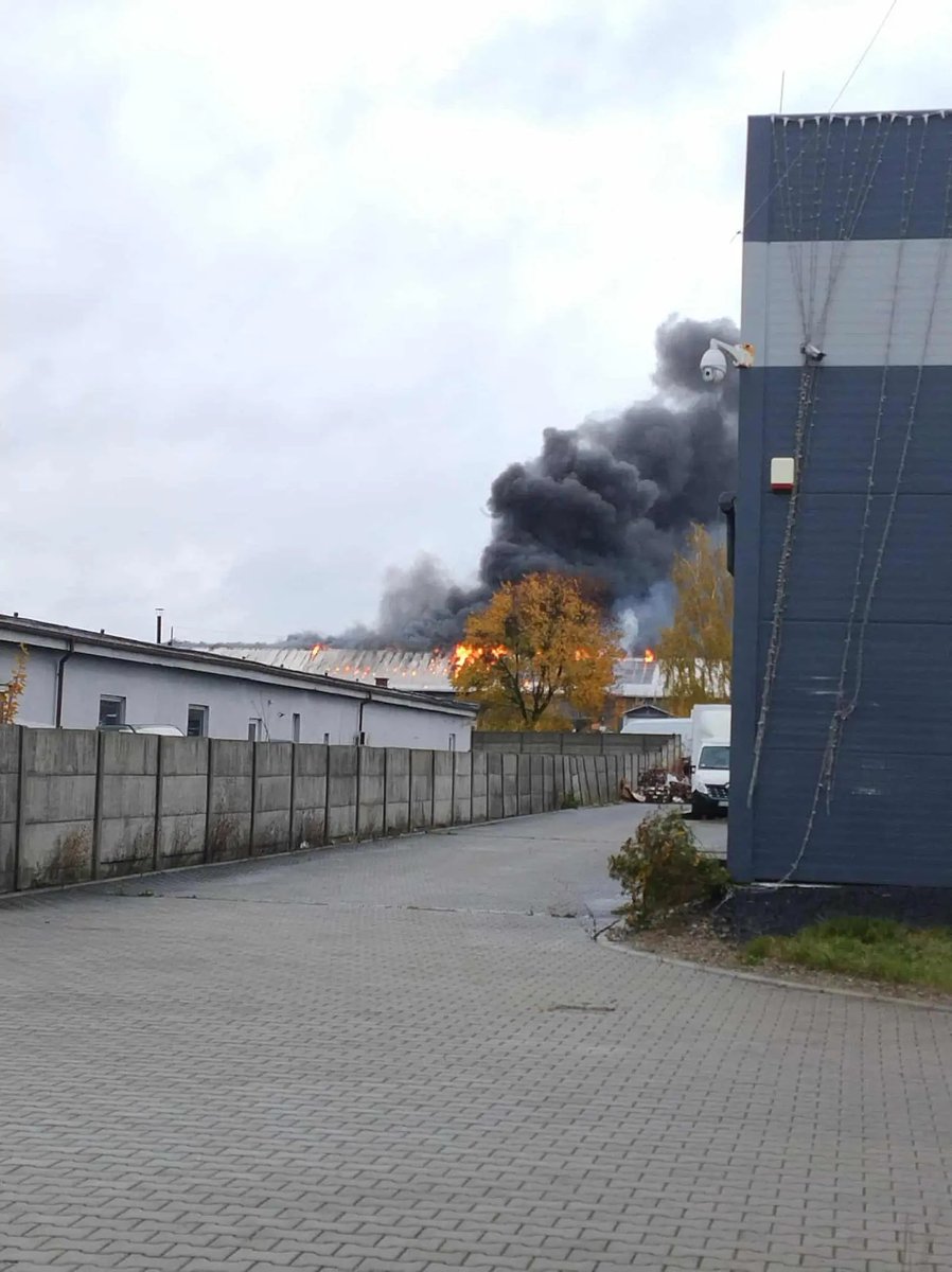 cuprwarszawa's tweet image. W Sadowie płonie zakład meblarski - 40 zastępów PSP. Czy to kolejny dowód na realizację gróźb Natalii Panczenko, która w ukraińskiej TV groziła Polsce podpaleniami? Po doniesieniach o ukraińskich szpiegach, każdy taki pożar budzi podejrzenia!

#Sadów #Pożar #Bezpieczeństwo