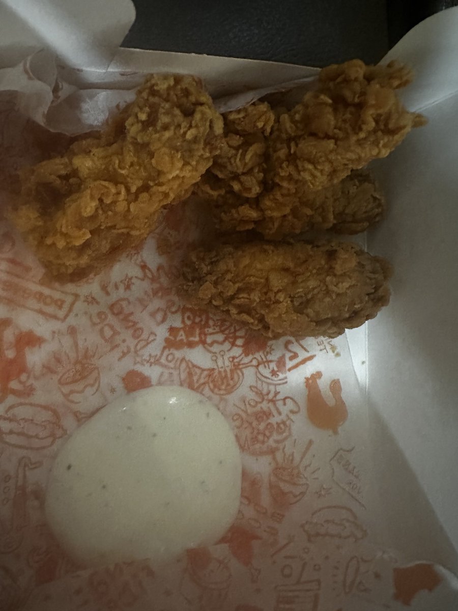 shrtcrt's tweet photo. @Popeyes they are serving those micro wings! Do better. https://t.co/7wWzKLes3C