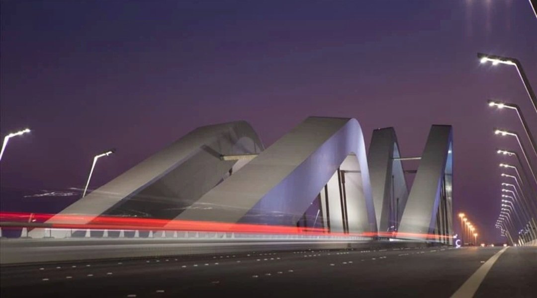 SupporttCenterr's tweet image. 🏩تحليل مبنى–زها حديد
🇦🇪 جسر الشيخ زايد–أبوظبى
من أيقونات أبوظبى المعماريه
تصميمها يتميز بأقواس فولاذية متعرجة مستوحاة من أمواج الكثبان الرملية🌊
جسر الشيخ زايد في أبوظبى مو مجرد ممر سيارات
هو تحفة إنشائية ومعمارية صممتها الأسطورة زها حديد التى سوت منحوته متحركه
#ArchitectStudent