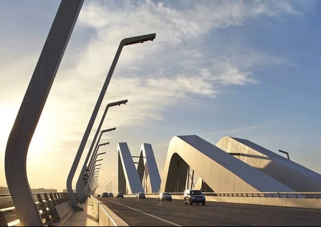 SupporttCenterr's tweet image. 🏩تحليل مبنى–زها حديد
🇦🇪 جسر الشيخ زايد–أبوظبى
من أيقونات أبوظبى المعماريه
تصميمها يتميز بأقواس فولاذية متعرجة مستوحاة من أمواج الكثبان الرملية🌊
جسر الشيخ زايد في أبوظبى مو مجرد ممر سيارات
هو تحفة إنشائية ومعمارية صممتها الأسطورة زها حديد التى سوت منحوته متحركه
#ArchitectStudent