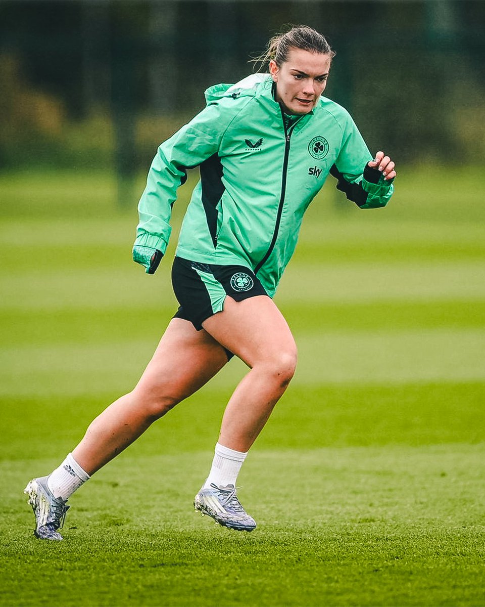 CelticFCWomen's tweet photo. 🏴󠁧󠁢󠁳󠁣󠁴󠁿🇮🇪🏴󠁧󠁢󠁷󠁬󠁳󠁿 Working on the pitch ahead of more international action tomorrow 💪

#CelticFC🍀 https://t.co/Tf8UQeDirF
