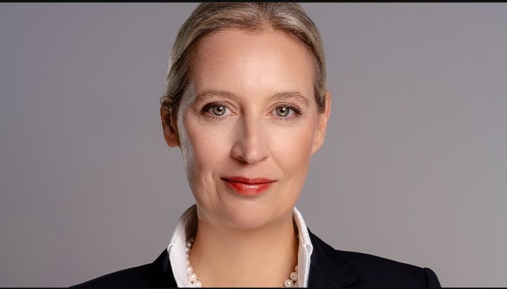 Das hat es seit Jahrzehnten nicht gegeben, wenn überhaupt:

<a href="/Alice_Weidel/">Alice Weidel</a> ist eine Politikerin bei der man begeistert zuhört, die man verehrt und bewundert, die Euphorie auslöst wenn man sie sieht, der man mit Stolz die Hand schütteln möchte - etwas das kein anderer hier schafft