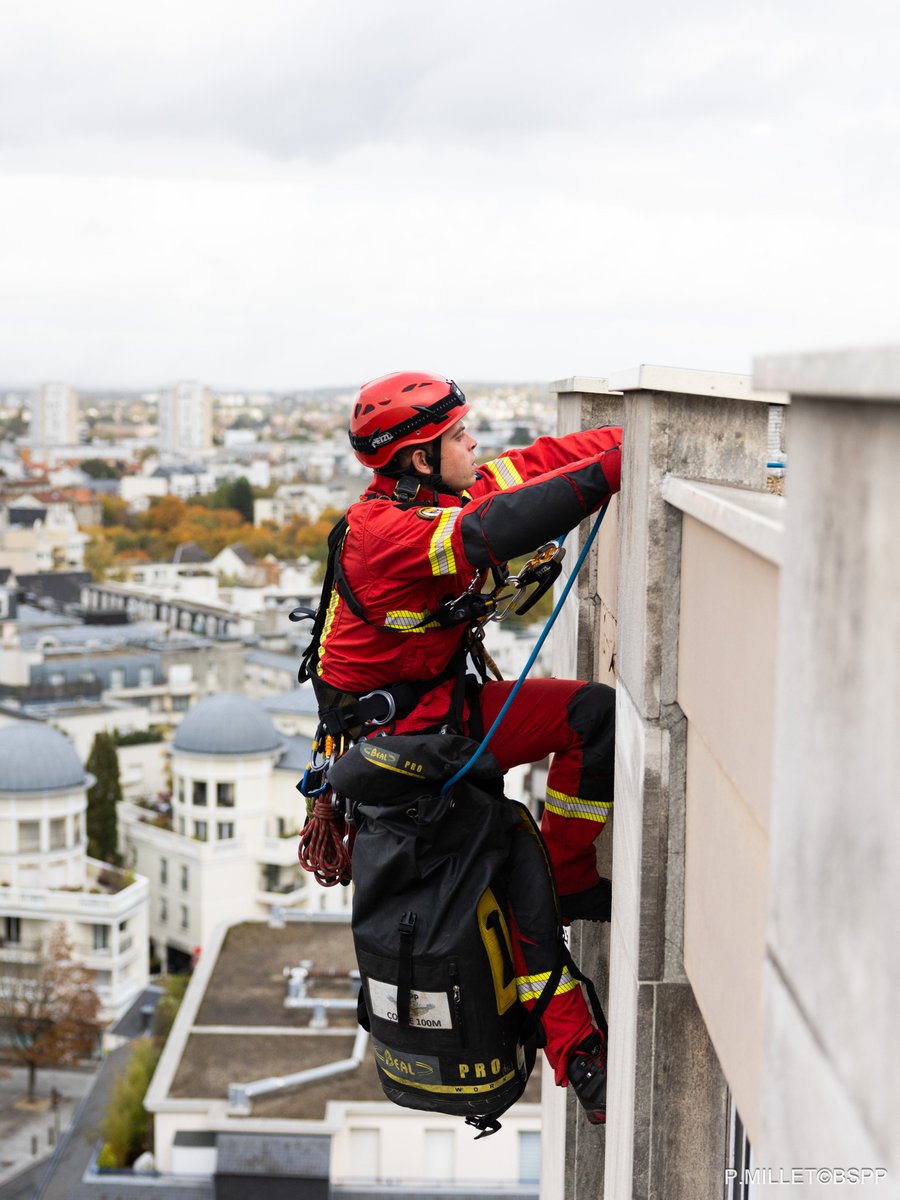 PompiersParis's tweet image. 🚨 [#Intervention] Cet après-midi, les sapeurs-pompiers de Paris sont intervenus à Rosny-sous-Bois (93) pour une personne malade.

🚒 En raison de la configuration des lieux, une évacuation horizontale a été nécessaire. Le Groupe de Reconnaissance et d’Intervention en Milieu…