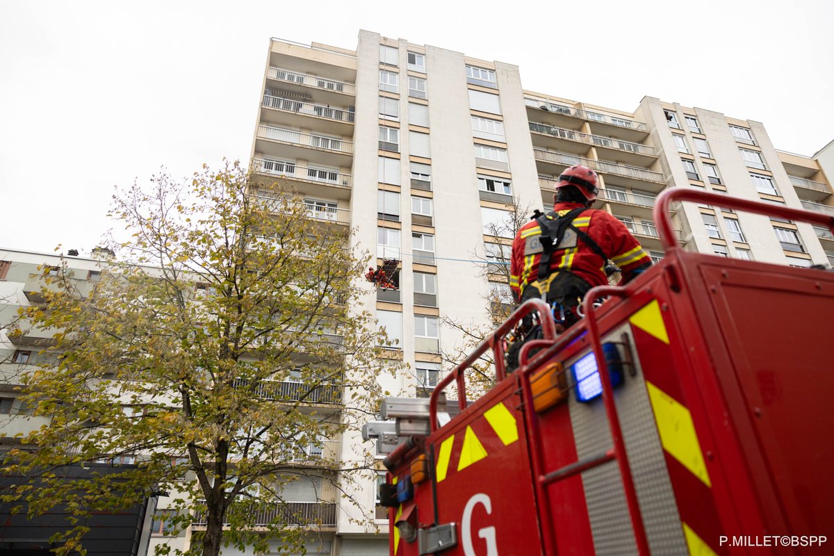 PompiersParis's tweet image. 🚨 [#Intervention] Cet après-midi, les sapeurs-pompiers de Paris sont intervenus à Rosny-sous-Bois (93) pour une personne malade.

🚒 En raison de la configuration des lieux, une évacuation horizontale a été nécessaire. Le Groupe de Reconnaissance et d’Intervention en Milieu…
