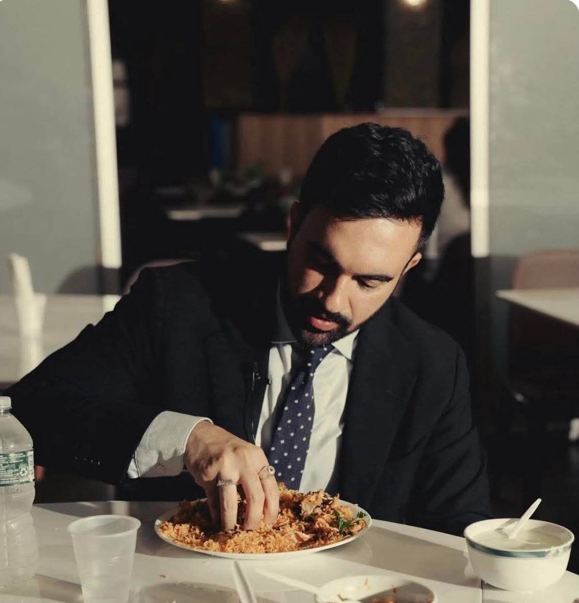 FaridBugti2's tweet image. زہران  کی اس تصویر پر امریکی انتہا پسندوں نے ہنگامہ برپا کررکھا ہے کہ یہ  گنواروں کی طرح ہاتھ سے کھاتا ہے اوراسے  مغربی تہذیب کے اوزارخوردونوش کا استعمال نہیں آتا
جن لوگوں کیلئے  تہذیب  کی علامت محض چھری کانٹے سے کھانا ہوجائے  انھیں نہتی آبادی  پرجوہری بم گرانا  برا نہیں لگتا