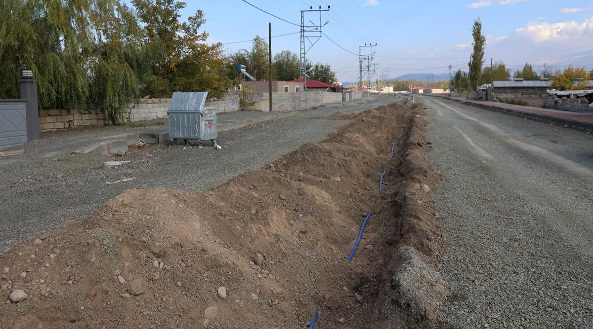 Iğdır Belediyesi Fen İşleri Müdürlüğü ile Su ve Kanalizasyon Müdürlüğü tarafından, Özgür Mahallesi’nde bulunan Vahap Akar Caddesi genelinde kaldırım parke, orta refüj ve damlama sulama hattı yapım çalışmaları devam etmektedir.