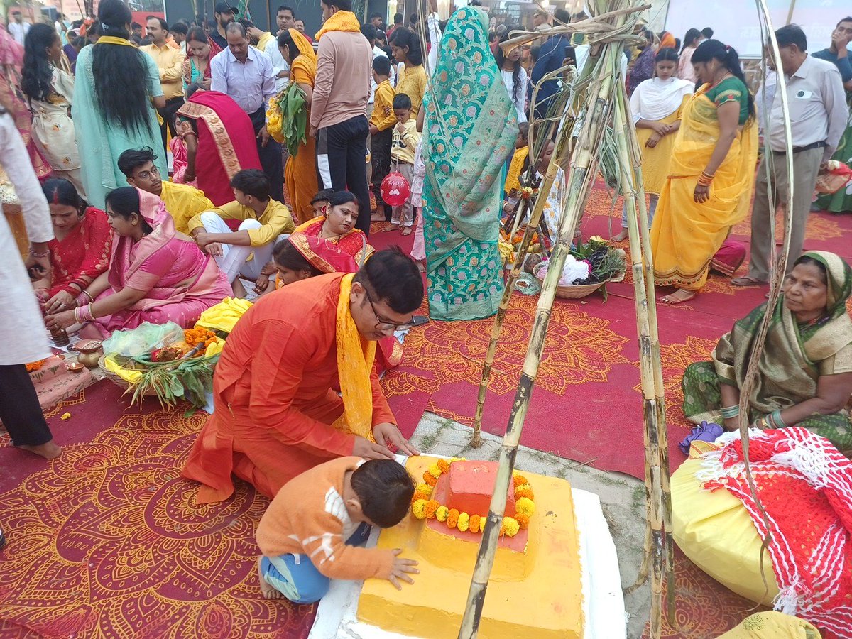 DrHarnam's tweet photo. कृतज्ञ है उस ऊर्जा को, जिसने हमें जीवन दिया !! 

लोक आस्था के महापर्व छठ की ढेर सारी बधाई एवं शुभकामनाएँ💐🙏
#ChhathPuja https://t.co/H8U7Fktcpt