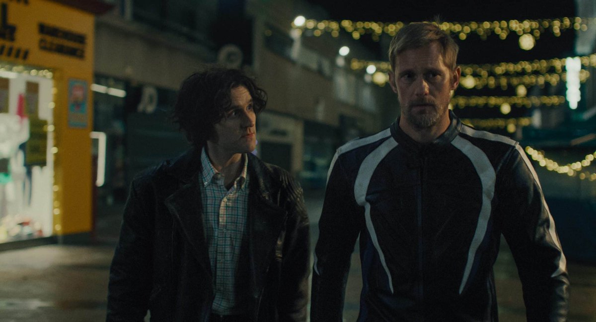 'Pillion', de Harry Lighton, primero impacta por lo llamativo de sus relaciones gays de dominación/sumisión extremas, pero acaba interesando y emocionando como película sobre la dificultad de amar y ser amados. Harry Melling y Alexander Skarsgard están maravillosos. #70seminci