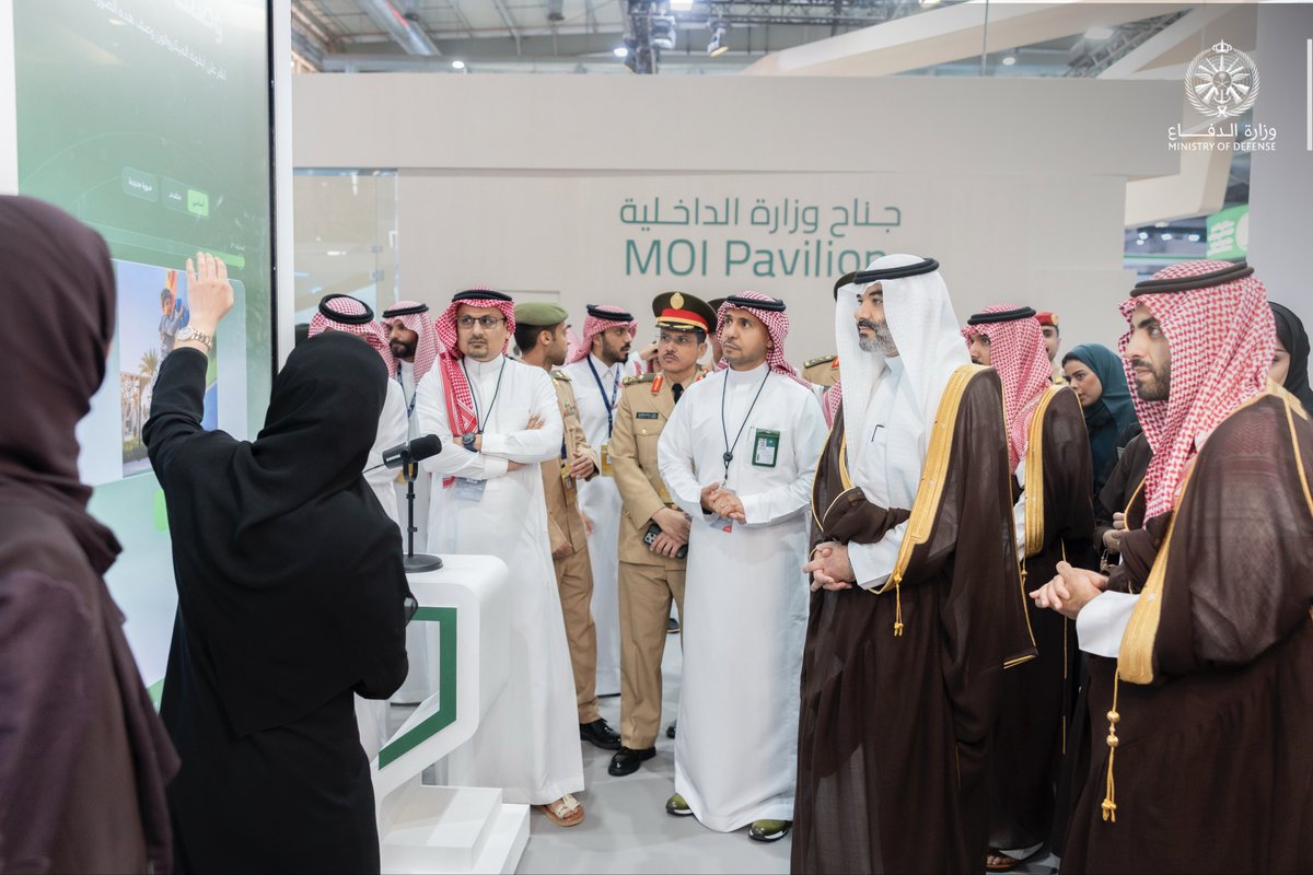 modgovksa's tweet photo. معالي وزير الاتصالات وتقنية المعلومات المهندس عبدالله السواحه يزور جناح الخدمات الصحية بـ #وزارة_الدفاع في #ملتقى_الصحة_العالمي، ويطَّلع على الحلول الرقمية المبتكرة التي توظف الذكاء الاصطناعي والتقنيات الناشئة، لتحسين تجربة المريض، ورفع كفاءة وجودة الرعاية الصحية. https://t.co/6bjzcCOitP