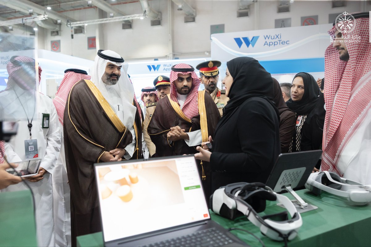 modgovksa's tweet photo. معالي وزير الاتصالات وتقنية المعلومات المهندس عبدالله السواحه يزور جناح الخدمات الصحية بـ #وزارة_الدفاع في #ملتقى_الصحة_العالمي، ويطَّلع على الحلول الرقمية المبتكرة التي توظف الذكاء الاصطناعي والتقنيات الناشئة، لتحسين تجربة المريض، ورفع كفاءة وجودة الرعاية الصحية. https://t.co/6bjzcCOitP