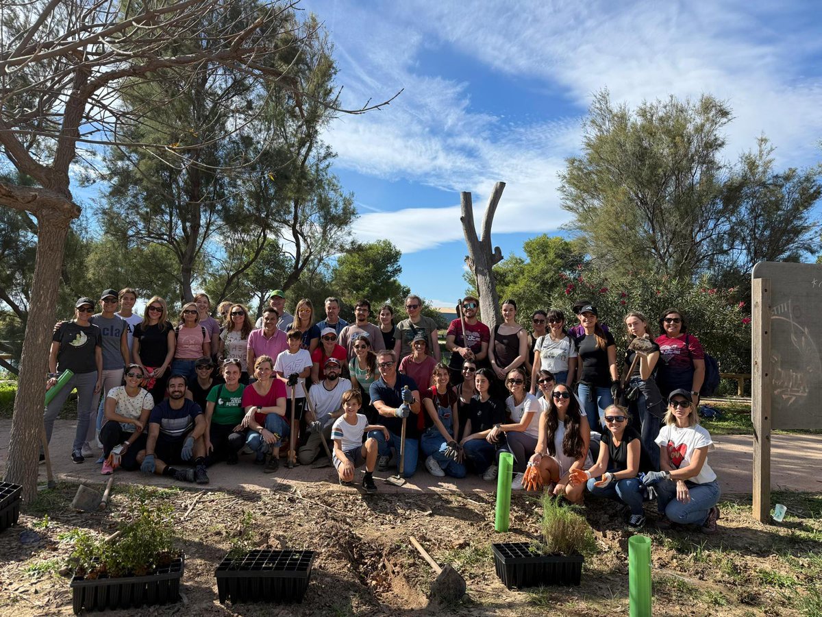 fundbestworld's tweet photo. Este sábado hemos vivido una jornada increíble junto a @ainiatecnologia y el Ayuntamiento de #Catarroja. Más de 40 personas voluntarias se unieron para plantar 600 plantas autóctonas entre el Puerto y la zona urbana próxima a la Rambla del Poyo.
#Voluntariado #Reforestación https://t.co/KaMQy8GjsJ
