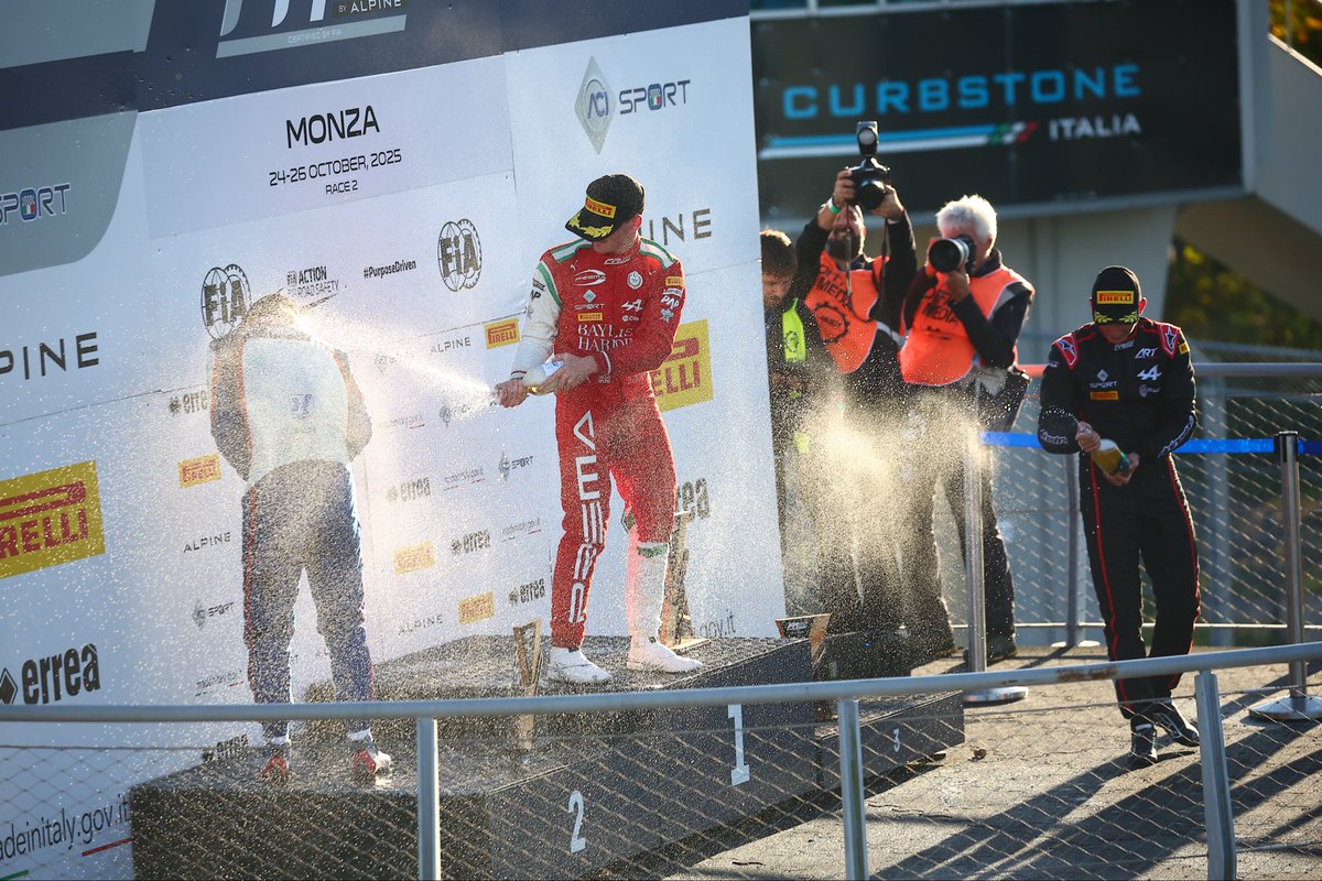 BRDCSuperStars's tweet image. Finishing the season with another win and a big trophy!

Freddie secured his eighth win of the season yesterday to equal the record for most victories. What a way to end his championship winning year!

#BRDC #SuperStars 

📸 Smugmug/Formula Regional European