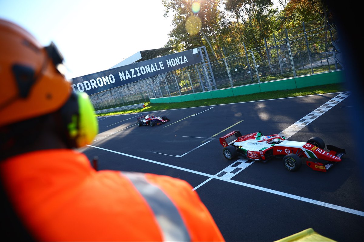 BRDCSuperStars's tweet image. Finishing the season with another win and a big trophy!

Freddie secured his eighth win of the season yesterday to equal the record for most victories. What a way to end his championship winning year!

#BRDC #SuperStars 

📸 Smugmug/Formula Regional European