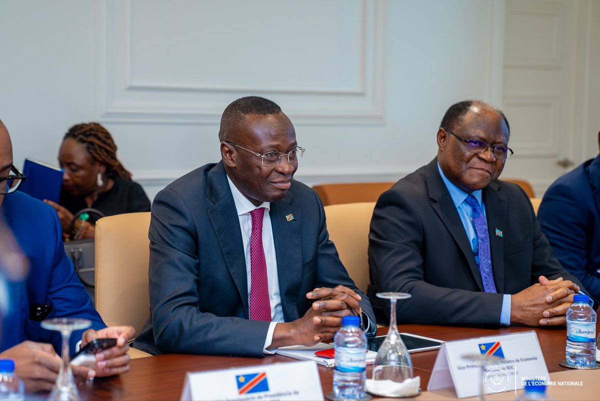 Arrivé à #Luanda ce lundi 27/10/25 en compagnie du HR <a href="/TonykankuShiku7/">Tony Kanku Shiku</a> pour des entretiens avec les autorités angolaises. Ici séance de travail avec #VictorHugoGuilherme ministre du Plan. Au menu préparation du 3e Forum économique RDC-Angola.