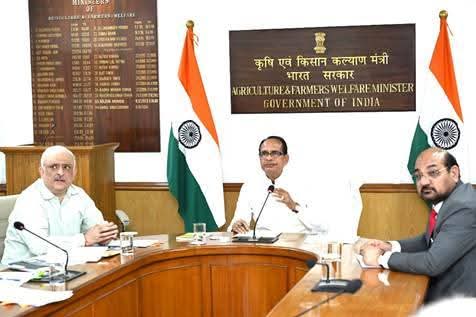 📍नवी दिल्ली
केंद्रीय कृषी आणि शेतकरी कल्याण मंत्री शिवराज सिंह चौहान यांनी #महाराष्ट्र, तेलंगणा, ओडिशा आणि मध्य प्रदेश या चार राज्यांमध्ये डाळी आणि तेलबियांच्या खरेदी योजनांना ₹ १५,०९५.८३ कोटी रुपयांच्या विक्रमी खर्चासह मंजुरी दिली आहे. या निर्णयामुळे संबंधित राज्यांतील लाखो