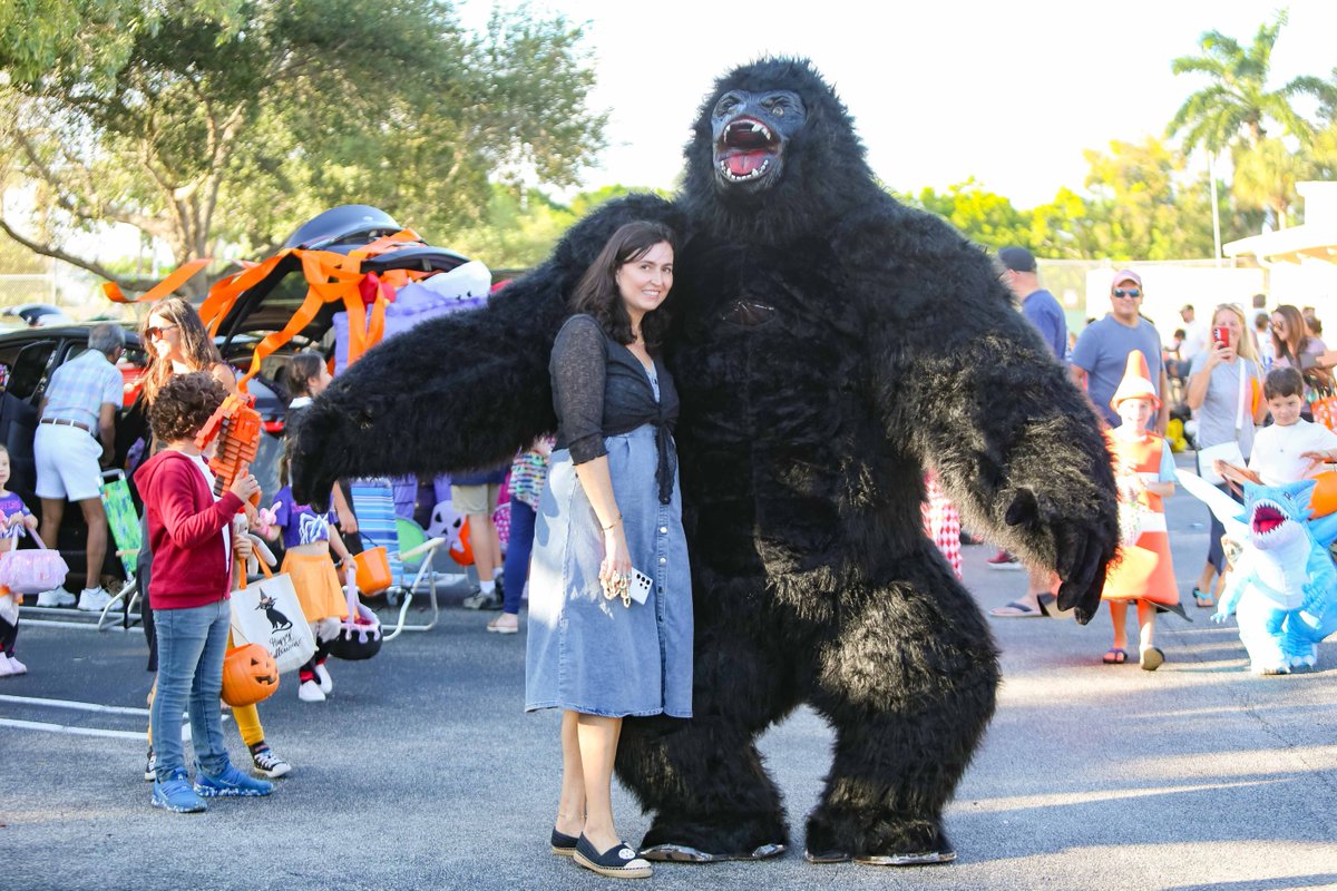 UnityDelray's tweet image. Trunk or Treat was spooktacular! 👻 Families brought creative trunks, fun costumes & candy galore, filling the night with fun memories and Mustang spirit! 💛🐎 #UnitySchoolFL #MustangPride #TrunkOrTreat #CommUNITY #FallFun