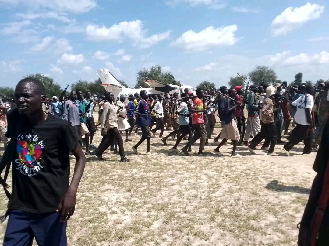 SAMIRBOL's tweet image. Over 11,000 SPLA-IO officers and soldiers defect from Dr. Riek Machar and join the Government &amp;amp; SSPDF under President Salva Kiir.
📍The declaration took place today in Pul-Turuk Village, Nyirol County, Jonglei State.
#SouthSudan #SSPDF #SalvaKiir #JongleiState #SPLA_IO #Peace
