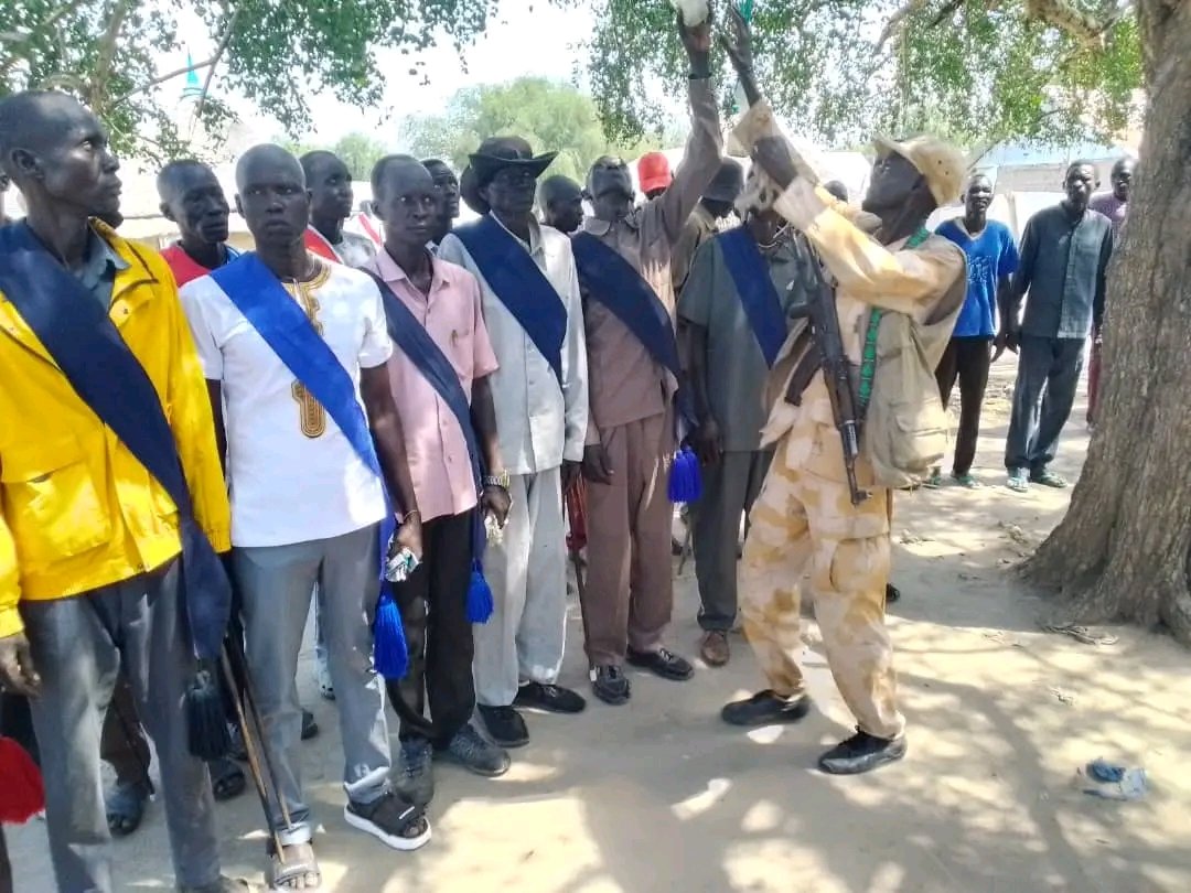 SAMIRBOL's tweet image. Over 11,000 SPLA-IO officers and soldiers defect from Dr. Riek Machar and join the Government &amp;amp; SSPDF under President Salva Kiir.
📍The declaration took place today in Pul-Turuk Village, Nyirol County, Jonglei State.
#SouthSudan #SSPDF #SalvaKiir #JongleiState #SPLA_IO #Peace