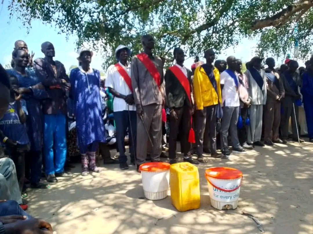 SAMIRBOL's tweet image. Over 11,000 SPLA-IO officers and soldiers defect from Dr. Riek Machar and join the Government &amp;amp; SSPDF under President Salva Kiir.
📍The declaration took place today in Pul-Turuk Village, Nyirol County, Jonglei State.
#SouthSudan #SSPDF #SalvaKiir #JongleiState #SPLA_IO #Peace