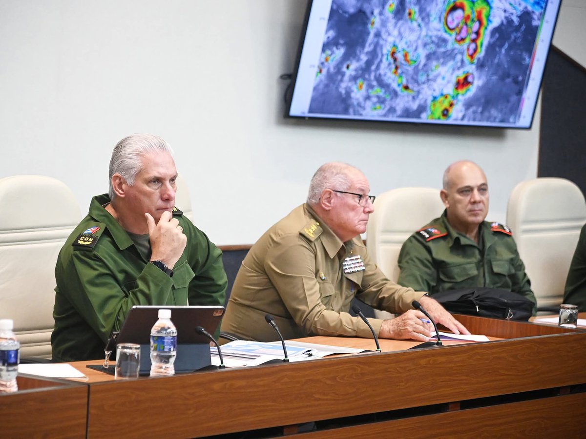 🇨🇺| Ante el inminente impacto del #HuracánMelissa, este lunes sesionó el Consejo de Defensa Nacional ampliado, encabezado por su Presidente <a href="/DiazCanelB/">Miguel Díaz-Canel Bermúdez</a> .
En las últimas horas el huracán #Melissa, de categoría 5, continuó intensificándose.
#PreparadosYAlertas #YoSigoAMiPresidente