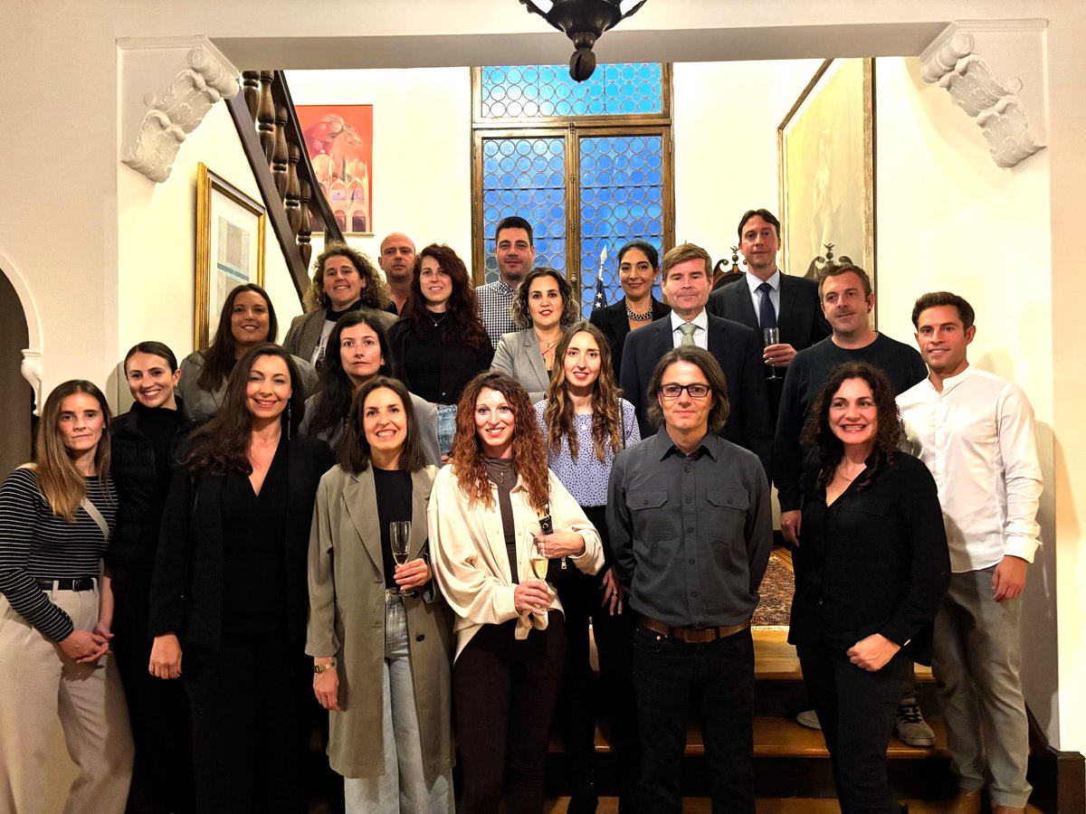 El Cónsul General <a href="/CMedinaDrescher/">Carlos Medina</a> tuvo el placer de recibir en la residencia <a href="/ConsuladoEspSF/">Consulado General de España en San Francisco</a> a un grupo de profesores visitantes <a href="/SpainEdOffice/">Spain Edu Office USA</a>, a los que agradeció su fundamental labor en la enseñanza de la lengua y cultura 🇪🇸 en los colegios 🇺🇸 de la demarcación consular.