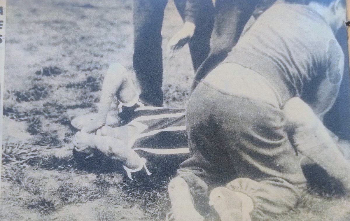 carlosaira11's tweet photo. Raúl Navas se retuerce de dolor. En la tarde de su debut con la camiseta de Chacarita padeció una doble fractura de tibia y peroné. El campo de juego eran matas de pasto. Año 1945. https://t.co/BkzXdFy4qI