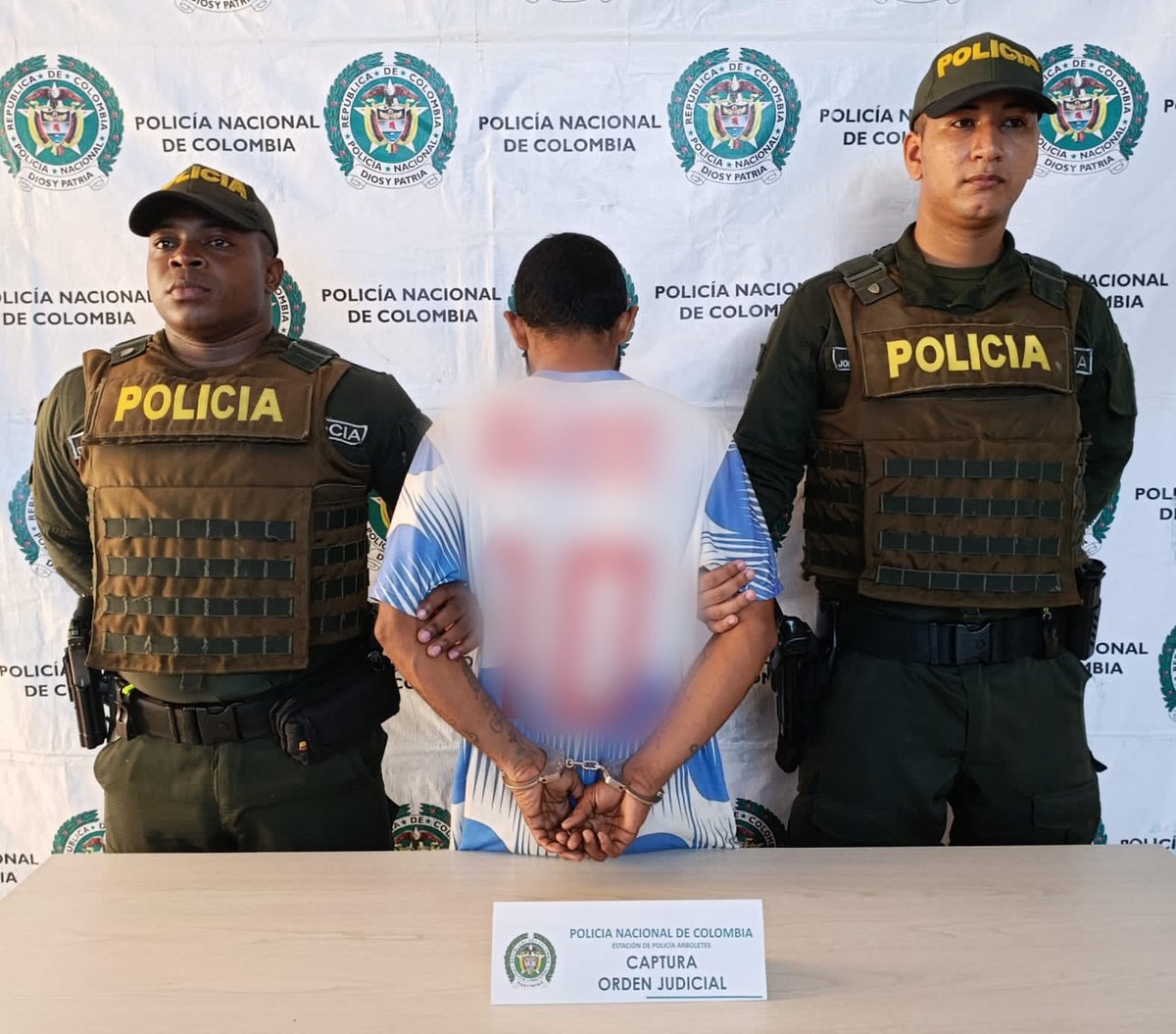 PoliciaColombia's tweet photo. 👮‍♂️ En #Arboletes, la Policía Nacional capturó a una persona requerida por orden judicial emitida por la Fiscalía 130, por el delito de acceso carnal violento agravado.

📍El procedimiento se realizó en el barrio El Deportivo, durante actividades de patrullaje e identificación de personas.
 Con esta acción, la Institución reafirma su compromiso con la seguridad, la justicia y la protección de los derechos de las víctimas. #DiosYPatria #S2D 
@PoliciaUraba