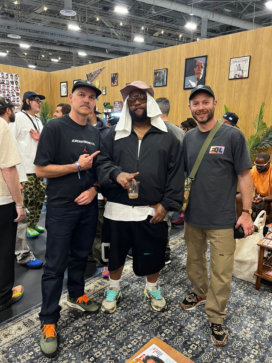 EQLofficial's tweet photo. #complexcon2025 recap incomingggg

what we saw:
👟 heat
📦 a lil chaos (the good kind)
🎨 innovation
🧠 conversations (we took copious notes)
😮‍💨 lines on lines on lines

📸: @ChefDoomy https://t.co/7l7TwtcQJg