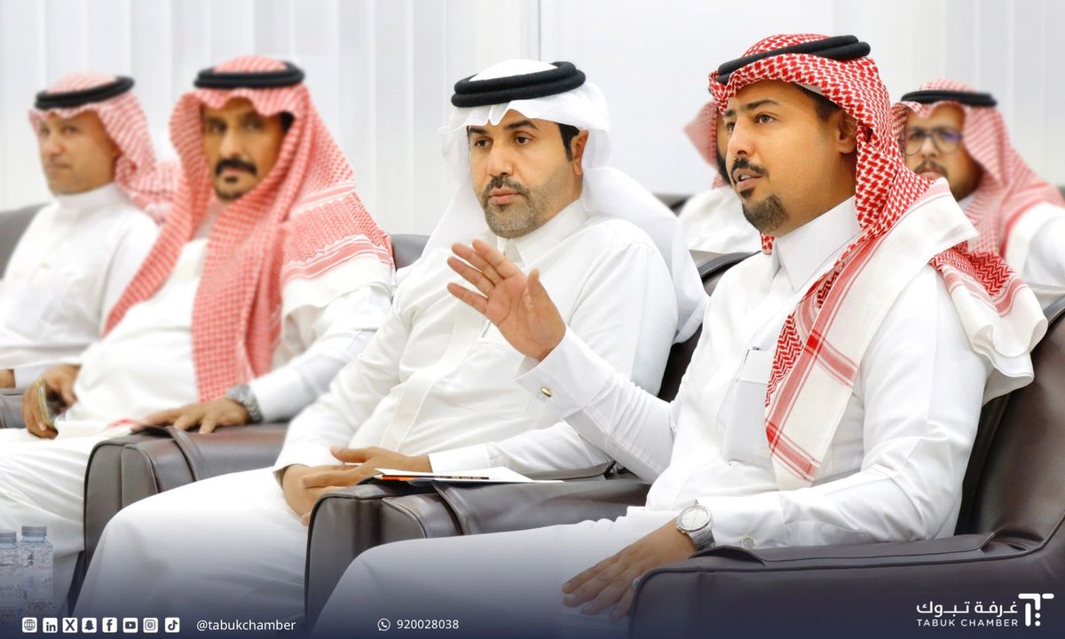tabukchamber's tweet photo. #لقاء

نظّمت #غرفة_تبوك اليوم ممثلةً بلجنة ريادة الأعمال، لقاءً بعنوان "الجودة في بيئة ريادة الأعمال" وذلك بحضور رئيس اللجنة الأستاذ راكان بن هليل الخلاف وأعضاء اللجنة.

تضمّن اللقاء جلسةً حواريةً قدّمها المدرب الأستاذ لافي بن ناصر البلوي، تناولت مفهوم الجودة وأهميتها في بيئة الأعمال الريادية، حيث استعرضت عدة محاور منها:
•الجودة في اختيار النشاط التجاري،
•العوامل الأساسية لاختيار الموقع المناسب لبدء المشروع
•وأهمية الجودة في اختيار المنتجات والخدمات لتحقيق رضا العملاء وتلبية احتياجاتهم.

أدار الجلسة الأستاذ سيف بن محمد الحربي، وشهد اللقاء حضور عددٍ من أصحاب المنشآت الصغيرة والمتوسطة، وروّاد ورائدات الأعمال، والمهتمين بمجالات الجودة وتطوير المشاريع.

#غرفة_تبوك