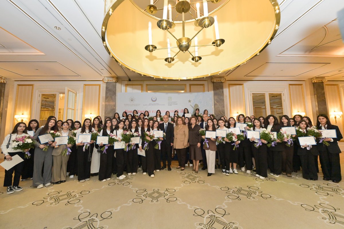 Bu gün “Gənc qızların təhsilinə dəstək” layihəsi çərçivəsində “Hənifə Məlikova–Zərdabi adına təqaüd proqramı”nın 2025-ci il üzrə təqdimat mərasimində gənc qızlarımızla görüşdük. 

Qızların təhsilinə dəstək bütövlükdə cəmiyyətin tərəqqisi üçün böyük əhəmiyyət kəsb edir. Ailə,