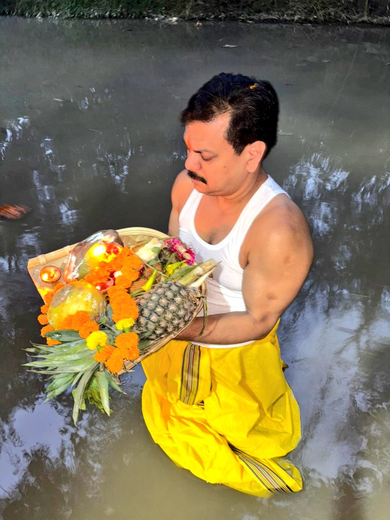 rajeshgupta's tweet image. आज सांझ के सूर्य देव को अर्घ्य अर्पित किया,
कल प्रभात के अरुणदेव को अर्घ्य अर्पित करेंगे…

पूरी दुनिया में केवल पूर्वांचलवासी ही हैं,
जो डूबते हुए सूर्य को भी नमन करते हैं 
क्योंकि हमारे लिए आस्था केवल उगते सूर्य की नहीं,
बल्कि विश्वास और कृतज्ञता की परंपरा है।

जो सूर्य आज अस्त…