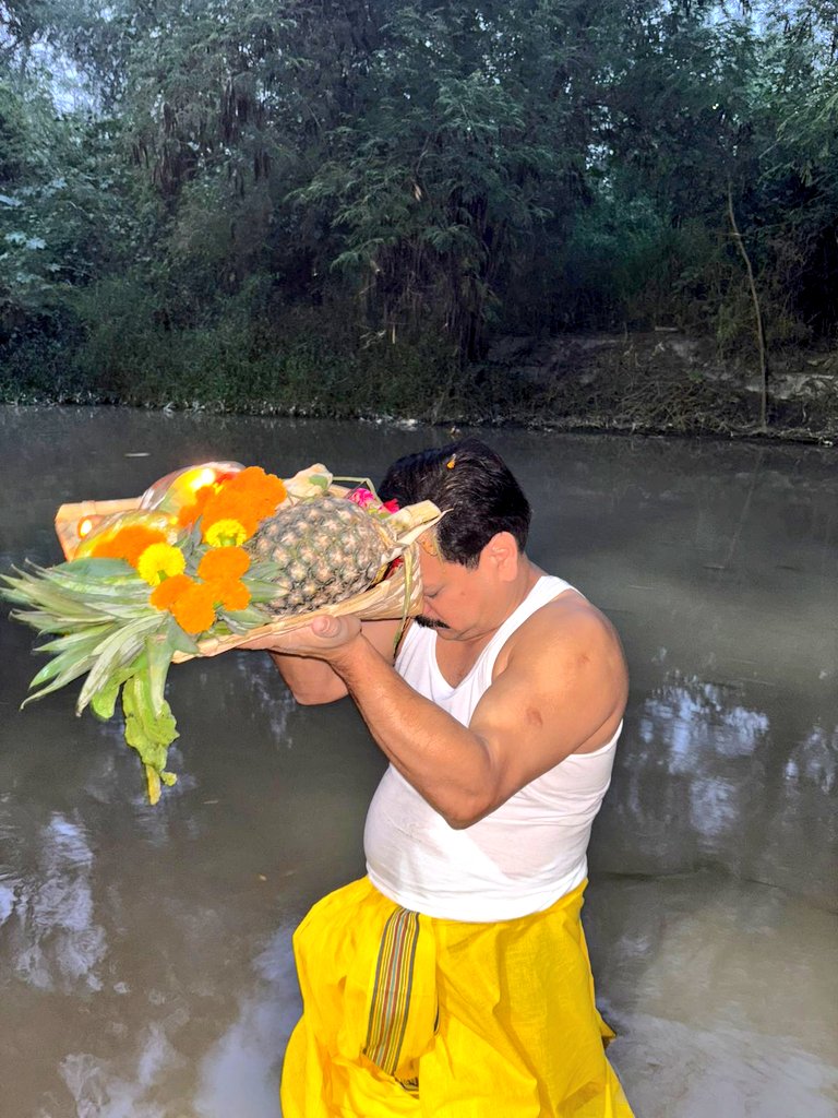 rajeshgupta's tweet image. आज सांझ के सूर्य देव को अर्घ्य अर्पित किया,
कल प्रभात के अरुणदेव को अर्घ्य अर्पित करेंगे…

पूरी दुनिया में केवल पूर्वांचलवासी ही हैं,
जो डूबते हुए सूर्य को भी नमन करते हैं 
क्योंकि हमारे लिए आस्था केवल उगते सूर्य की नहीं,
बल्कि विश्वास और कृतज्ञता की परंपरा है।

जो सूर्य आज अस्त…