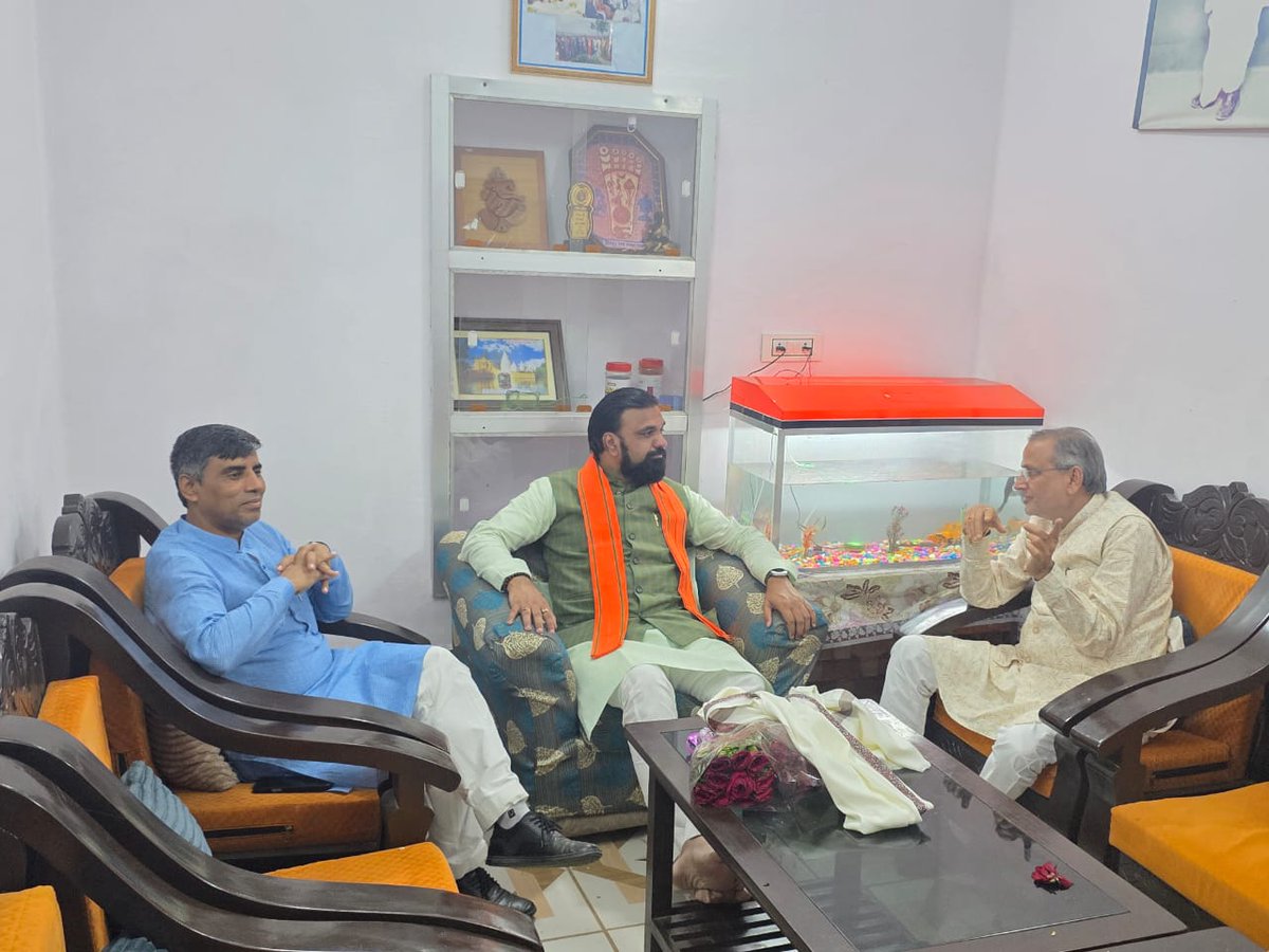 भाजपा संगठन द्वारा बिहार विधानसभा चुनाव में मिले दायित्व के तहत आज एनडीए प्रत्याशी श्री सम्राट चौधरी जी के आवास पर उनके साथ चुनावी रणनीति पर विस्तृत चर्चा की।
प्रदेश के विकास और सुशासन के लिए समर्पित एनडीए की विचारधारा को जन-जन तक पहुँचाने का संकल्प लिया गया।
#BiharElection2025