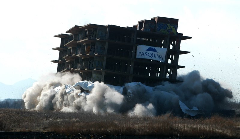 L'any 2005, es va poder enderrocar l'estructura de formigó d'un bloc de 5 plantes. Ara, 20 anys més tard, cal completar la feina: retirar els canals de #FluviàNàutica i renaturalitzar la gola del Fluvià, situada al mig del PN Aiguamolls Alt Empordà.