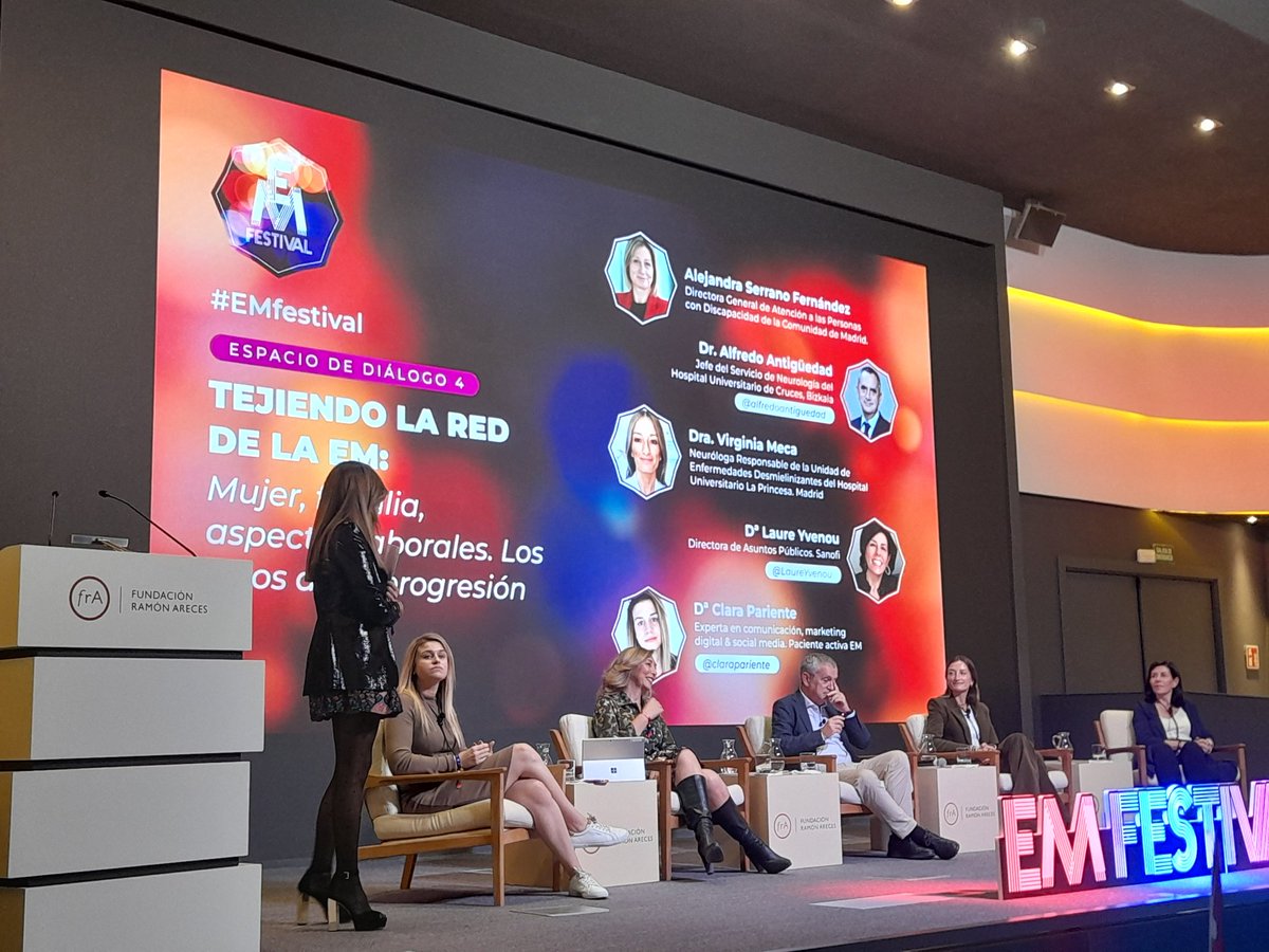 Tejiendo la Red de la EM en  #EMFestival gran mesa representada todos los niveles: administración, NRL, pacientes,  comunicación, farmaindustria,  hablando de mujer, familia, laboral 
▶️opiniones: investigación, avances en práctica clínica, saber las necesidades de la mujer,