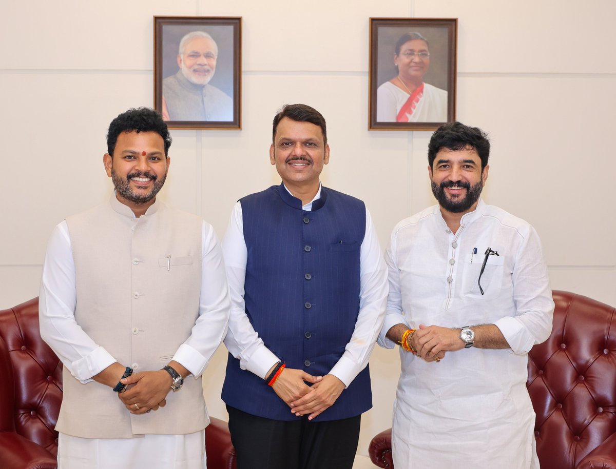 🔸CM Devendra Fadnavis welcomed Union Minister Kinjarapu Ram Mohan Naidu, at his official residence in Mumbai today.
MoS Murlidhar Mohol was present on this occasion.
🔸मुख्यमंत्री देवेंद्र फडणवीस यांची आज मुंबई येथील वर्षा निवासस्थानी केंद्रीय मंत्री किंजरापु राम मोहन नायडू