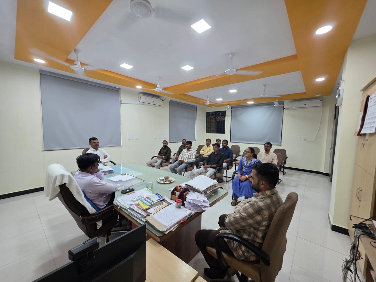 આજરોજ લાલપુર પ્રાંત ઓફિસ તથા મામલતદાર ઓફિસના સ્ટાફને નવા વર્ષની શુભકામનાઓ પાઠવી તથા આવનાર વર્ષ દરમિયાન લોકોના કામો સરળતાથી થાય તથા ગયા વર્ષમાં કાંઈ સેવા આપવામાં ખામી રહેલ હોય તો આત્મનિરિક્ષણ કરી સુધારવાનો પ્રયત્ન કરવા સૂચના આપી.
#HappyNewYear