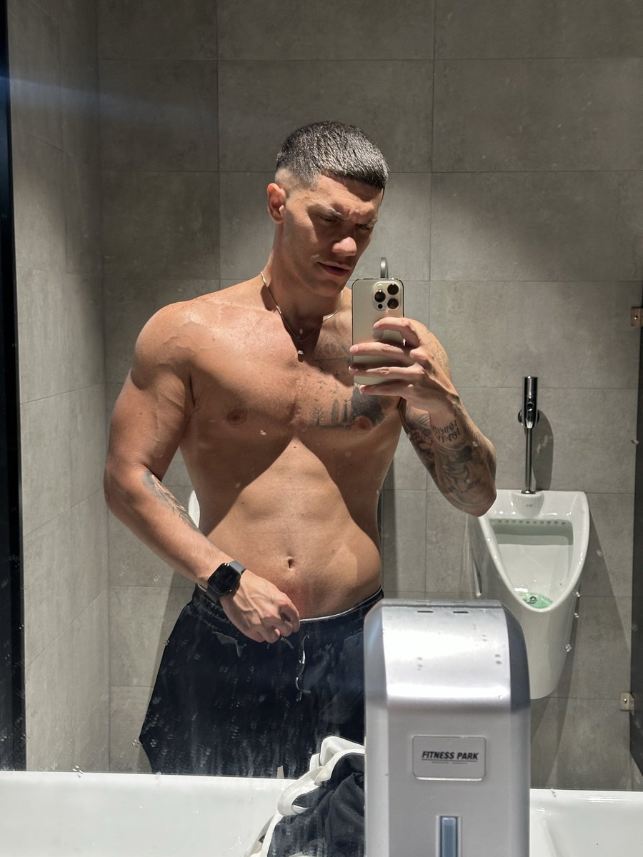 Directo potente hasta que empiece mi beti 

El notas de la foto se caga vivo jugando al Resident evil 

T/Joseov22